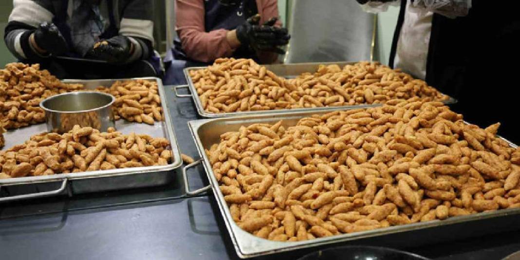 Gönüllüler ihtiyaç sahipleri için el ele verdi: Günlük 250 kişi için iftar hazırlanıyor 3